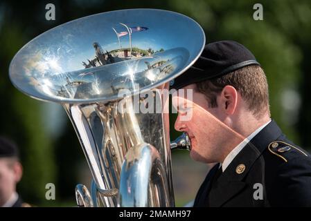 Brian Ewalt della 202nd Army Band della Guardia Nazionale del Kentucky si esibisce il 30 maggio 2022 durante un servizio in onore dei membri della Guardia del Kentucky morti in linea di servizio. Il Serviced, tenuto presso il Boone National Guard Center a Frankfort, Ky., ha commemorato 13 soldati i cui nomi sono stati aggiunti al Kentucky National Guard Memorial quest'anno. Dei nomi aggiunti, 11 sono stati uccisi durante la prima guerra mondiale, uno nel 1935 durante l'allenamento del fine settimana, e un altro nel 2001 poco prima del 9/11. Il monumento ora onora 286 saldatori e Airmen dalla Guardia del Kentucky che hanno pagato il prezzo finale per Foto Stock