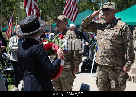 I membri della Guardia di Stato della California presentano corone onorarie da esporre per le truppe caduto durante la cerimonia annuale di osservanza del Memorial Day a Oak Hill Funeral Home & Memorial Park, San Jose, California, 30 2022 maggio. La 129th Rescue Wing è stata invitata ad ospitare un evento di volo HH-60G del pavé Hawk per la cerimonia annuale, che ha onorato i veterani di tutte le forze armate degli Stati Uniti. Foto Stock