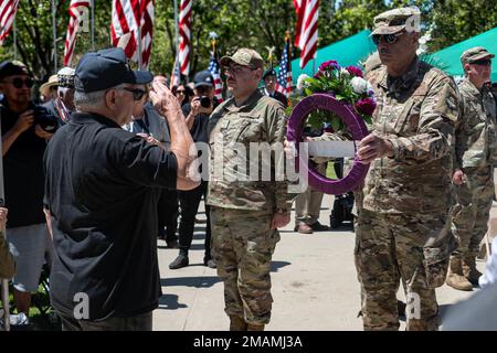 I membri della Guardia di Stato della California vengono sottoposti a corone onorarie per mostrare le truppe caduto durante la cerimonia annuale di osservanza del Memorial Day presso l'Oak Hill Funeral Home & Memorial Park, San Jose, California, maggio 30 2022. La 129th Rescue Wing è stata invitata ad ospitare un evento di volo HH-60G del pavé Hawk per la cerimonia annuale, che ha onorato i veterani di tutte le forze armate degli Stati Uniti. Foto Stock