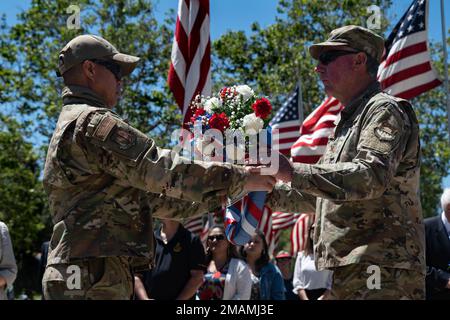 I membri della Guardia di Stato della California presentano corone onorarie da esporre per le truppe caduto durante la cerimonia annuale di osservanza del Memorial Day a Oak Hill Funeral Home & Memorial Park, San Jose, California, 30 2022 maggio. La 129th Rescue Wing è stata invitata ad ospitare un evento di volo HH-60G del pavé Hawk per la cerimonia annuale, che ha onorato i veterani di tutte le forze armate degli Stati Uniti. Foto Stock