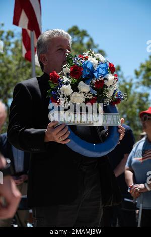 I membri della Guardia di Stato della California vengono sottoposti a corone onorarie per mostrare le truppe caduto durante la cerimonia annuale di osservanza del Memorial Day presso l'Oak Hill Funeral Home & Memorial Park, San Jose, California, maggio 30 2022. La 129th Rescue Wing è stata invitata ad ospitare un evento di volo HH-60G del pavé Hawk per la cerimonia annuale, che ha onorato i veterani di tutte le forze armate degli Stati Uniti. Foto Stock