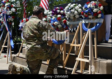 I membri della Guardia di Stato della California presentano corone onorarie da esporre per le truppe caduto durante la cerimonia annuale di osservanza del Memorial Day a Oak Hill Funeral Home & Memorial Park, San Jose, California, 30 2022 maggio. La 129th Rescue Wing è stata invitata ad ospitare un evento di volo HH-60G del pavé Hawk per la cerimonia annuale, che ha onorato i veterani di tutte le forze armate degli Stati Uniti. Foto Stock