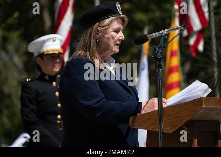 Rose Herrera, presidente del Consiglio dei veterani Uniti della contea di Santa Clara, tiene un discorso per la cerimonia annuale di osservanza del Memorial Day presso la casa funebre di Oak Hill e il Memorial Park, San Jose, California, maggio 30 2022. La 129 Rescue Wing è stata invitata ad ospitare un evento di flyover HH-60G in cui il servizio commemorativo ha onorato i veterani di tutte le forze armate degli Stati Uniti. Foto Stock