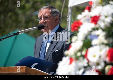 Ex Stati Uniti Il Segretario della Difesa, Leon Panetta, onora le truppe caduto durante un discorso onorario per la cerimonia annuale di osservanza del Memorial Day a Oak Hill Funeral Home & Memorial Park, San Jose, California, maggio 30 2022. La 129 Rescue Wing è stata invitata ad ospitare un evento di flyover HH-60G in cui il servizio commemorativo ha onorato i veterani di tutte le forze armate degli Stati Uniti. Foto Stock