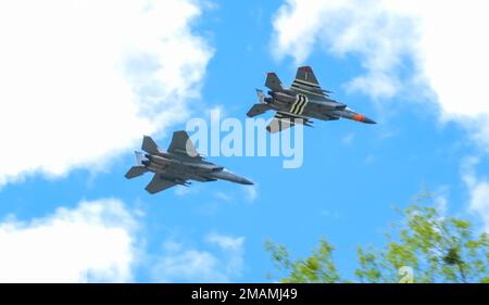 F-15 Eagles della 173rd Fighter Wing conduce un volo in volo di Hillcrest Memorial Park a Medford, Ore., il Memorial Day, 30 maggio 2022. Foto Stock