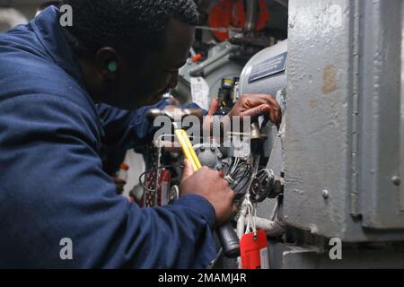 MARE DELLE FILIPPINE (30 maggio 2022) Mate 2nd Classe Devin Grant di San Diego, di Machinist, stabilisce l'allineamento di un reefer a bordo dell'incrociatore missilistico guidato di classe Ticonderoga USS Mobile Bay (CG 53). Abraham Lincoln Strike Group è in fase di implementazione pianificata nell'area delle operazioni della flotta 7th degli Stati Uniti per migliorare l'interoperabilità attraverso alleanze e partnership e al tempo stesso fungere da forza di risposta pronta a sostegno di una regione indomPacifico libera e aperta. Foto Stock