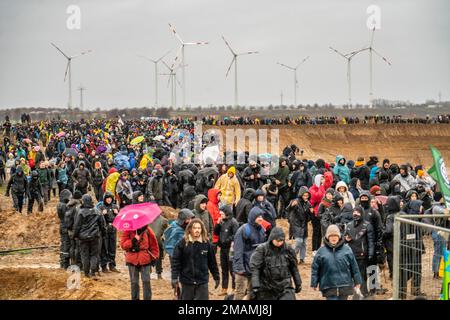 Molte migliaia di dimostranti marciano ai margini della miniera a cielo aperto di Garzweiler dopo una protesta contro la demolizione del villaggio lignita di Lüt Foto Stock