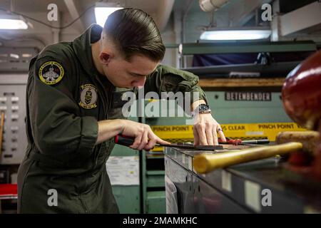 MARE DELLE FILIPPINE (30 MAGGIO 2022) STATI UNITI Michael Cooper, di West Union, Ohio, costruisce un cappellino finale per un aereo a bordo della portaerei di classe Nimitz USS Abraham Lincoln (CVN 72). Abraham Lincoln Strike Group è in fase di implementazione pianificata nell'area delle operazioni della flotta 7th degli Stati Uniti per migliorare l'interoperabilità attraverso alleanze e partnership e al tempo stesso fungere da forza di risposta pronta a sostegno di una regione indomPacifico libera e aperta. Foto Stock