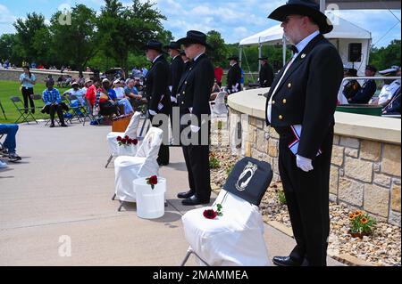 La Guardia cerimoniale della Texas National Cemetery Foundation colloca le rose sulle rispettive sedie di filiale del servizio militare nel Memorial Day per commemorare i membri che morirono in servizio attivo che sono sepolti nel Dallas-Fort Worth National Cemetery il 30 maggio 2022. 10 AF, 301 FW, Memorial Day, ReserveResilient, TNCF, Foto Stock