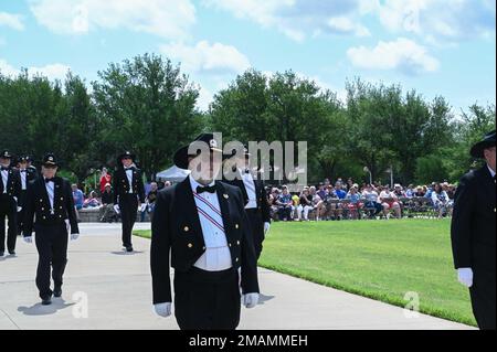 La Guardia cerimoniale della Texas National Cemetery Foundation esegue una cerimonia di posa delle ghirlande il giorno del Memorial Day presso il Dallas-Fort Worth National Cemetery il 30 maggio 2022. 10 AF, 301 FW, Memorial Day, ReserveResilient, TNCF, Foto Stock