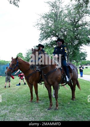 Due poliziotti montati con il Dipartimento di polizia di Fort Worth hanno montato lo stand di guardia alla cerimonia di posa della corona del cimitero nazionale di Dallas-Fort Worth il 30 maggio 2022. Foto Stock