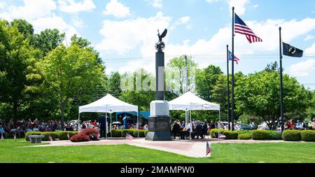 Le bandiere volano sopra il Veterans Memorial Park, Beavercreek, Ohio, durante una cerimonia del Memorial Day, 30 maggio 2022. I leader militari e civili locali e i membri della comunità hanno partecipato agli eventi del Memorial Day nella zona di Greater Dayton. Foto Stock