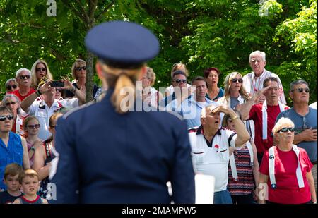 Christin Foley, Air Force Band of Flight, canta l'inno nazionale durante una cerimonia del Memorial Day, il 30 maggio 2022, al Veterans Memorial Park di Beavercreek, Ohio. I leader militari e civili locali e i membri della comunità hanno partecipato agli eventi del Memorial Day nella zona di Greater Dayton. Foto Stock