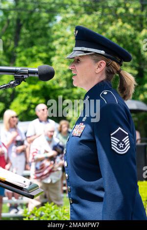 Christin Foley, Air Force Band of Flight, canta l'inno nazionale durante una cerimonia del Memorial Day, il 30 maggio 2022, al Veterans Memorial Park di Beavercreek, Ohio. I leader militari e civili locali e i membri della comunità hanno partecipato agli eventi del Memorial Day nella zona di Greater Dayton. Foto Stock