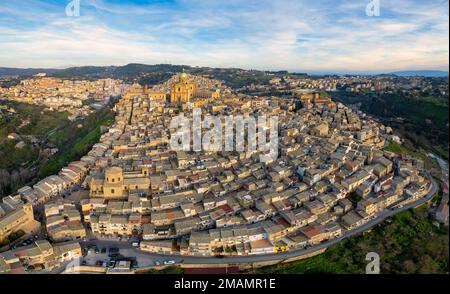 Case nella città medievale di Piazza Armerina, Enna, Sicilia, Italia - Vista aerea Cattedrale paesaggio urbano in cima Foto Stock