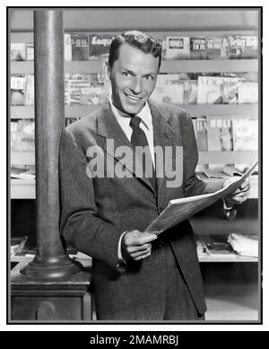 FRANK SINATRA HOLLYWOOD PUBBLICITÀ HA POSTO STUDIO ANCORA pubblicità foto di Frank Sinatra nel 1954 tenendo una rivista newspaper.in negozio outlet giornale Foto Stock