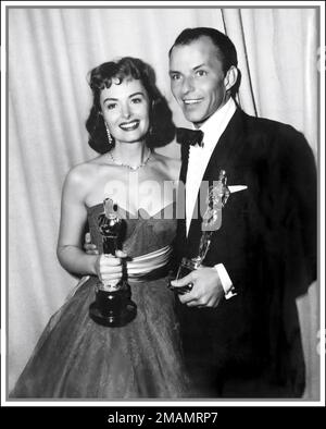 FRANK SINATRA gli Oscar Donna Reed e Frank Sinatra tengono i loro Oscar d'oro alla cerimonia di premiazione dell'Accademia del 26th tenutasi il 25 marzo, 1954.Actors Frank Sinatra e Donna Reed posa per un ritratto dopo aver vinto il miglior attore di sostegno e miglior attrice di sostegno Oscars on per i loro ruoli nel film 'da qui a Eternity' alla cerimonia Academy Awards, 1954, a Hollywood, California. Foto Stock