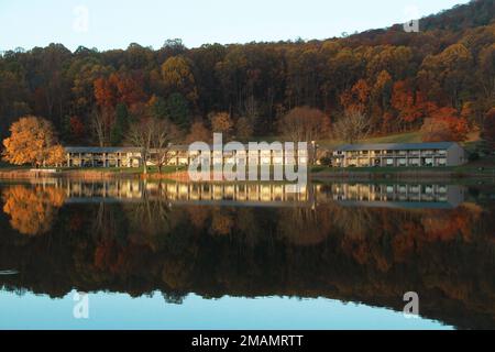 Le Blue Ridge Mountains della Virginia, Stati Uniti. Le vette del motel Otter a Abbott Lake in autunno. Foto Stock