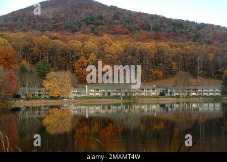 Le Blue Ridge Mountains della Virginia, Stati Uniti. Le vette del motel Otter a Abbott Lake in autunno. Foto Stock