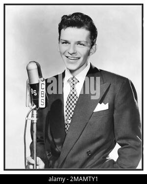 FRANK SINATRA GIOVANE 1942 pubblicitaria ritratto foto di Frank Sinatra nel 1942 con un microfono CBS, rilasciato per promuovere una prima iterazione 1940s del Frank Sinatra Show sulla radio CBS. Hollywood, Stati Uniti Foto Stock