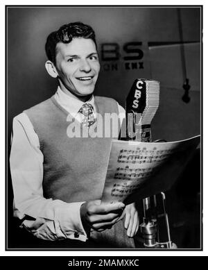 FRANK SINATRA 1940s foto pubblicitaria di Frank Sinatra nel 1944 con un microfono CBS, promuovendo il Frank Sinatra Show su CBS radio Hollywood pubblicità Still America USA. Foto Stock