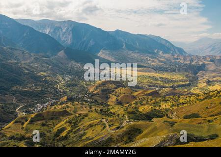 Vista panoramica, Dagestan, Russia. Montagne innevate e campi autunnali. Bellissimo paesaggio di montagna in inverno. Foto Stock