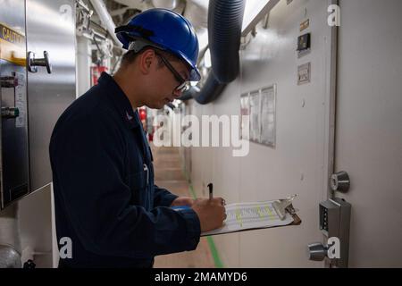 SASEBO, Giappone (31 maggio 2022) Specialista gastronomico di seconda classe Ren Mercado, di Carson, California, assegnato alla nave d'assalto anfibio schierata in avanti USS America (LHA 6), conduce un'ispezione degli spazi. L'America, nave guida dell'America Amphibious Ready Group, sta operando nell'area di responsabilità della 7th Fleet degli Stati Uniti per migliorare l'interoperabilità con alleati e partner e servire come forza di risposta pronta per difendere la pace e la stabilità nella regione Indo-Pacifico. Operazioni giornaliere, ForgedByTheSea, USS America (LHA 6), Foto Stock