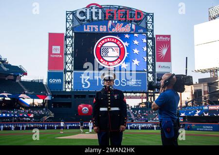 STATI UNITI Chris Lucido canta l'inno nazionale in una partita di baseball professionale a Queens, New York, il 30 maggio 2022. Nell'ambito della Fleet Week New York 22, la Marines of Special Purpose Marine-Air Ground Task Force di New York partecipa a eventi speciali in tutta New York e nell'area tristata che mettono in mostra le tecnologie dei servizi marittimi, l'innovazione futura e il collegamento con i cittadini. La Fleet Week di New York riunisce oltre 2.000 membri del servizio del corpo dei Marine, della Marina militare e della Guardia Costiera, che offrono esibizioni di band dal vivo, veicoli militari e attrezzature e altre com Foto Stock