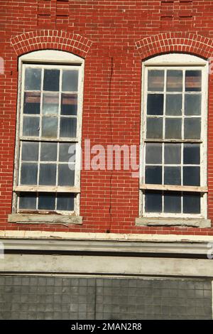 Facciata di un vecchio edificio abbandonato sulla Main Street a Lynchburg, Virginia, USA Foto Stock