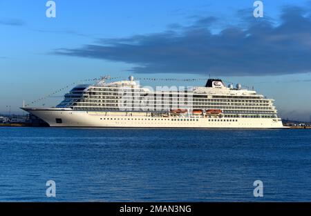 Nave da crociera di lusso MV Viking Venus nel fresco sole invernale e ormeggiata al Terminal delle Crociere internazionali di Londra (Tilbury). La crociera lunga 745 piedi Foto Stock