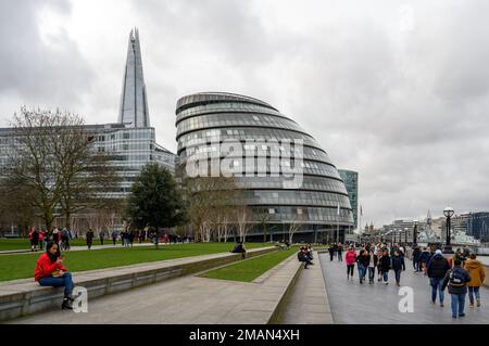 Potters Fields, Londra / Regno Unito: Vista panoramica dell'edificio Shard e del Municipio (London Mayor's Office) visto dalla zona più londinese della città. Foto Stock