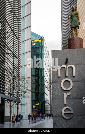 Altro quartiere di Londra, Londra / Regno Unito: Ingresso alla zona più londinese della città vicino alla stazione London Bridge. Ci sono molti edifici di uffici qui. Foto Stock