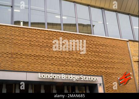 London Bridge Station, Londra / Regno Unito: L'ingresso alla London Bridge Station su Tooley Street con il nome della stazione e il logo della ferrovia nazionale. Foto Stock