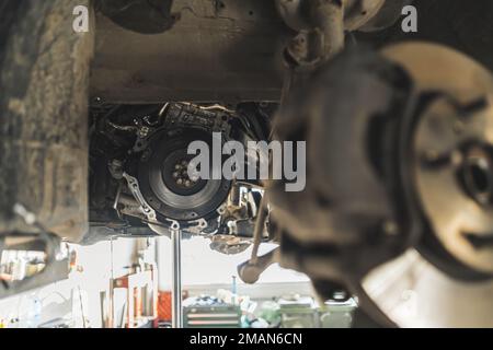 Primo piano della sostituzione del volano e della frizione di una vettura in officina. Foto di alta qualità Foto Stock