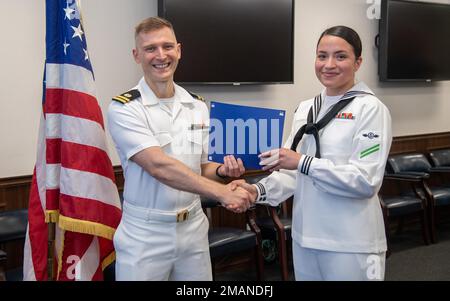 Airman Karla Guerrero, assegnato alla nave d'assalto anfibio USS America (LHA 6), si pone per una foto con il Lt. Jonathan Wilberscheid durante una cerimonia di naturalizzazione al Comandante, Fleet Activities Sasebo (CFAS) 1 giugno 2022. STATI UNITI Citizenship and Immigration Services and Region Legal Service Office Western Pacific ha collaborato per condurre la cerimonia di naturalizzazione al CFAS consentendo ai marinai di diventare cittadini degli Stati Uniti. Foto Stock