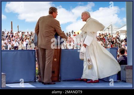 Il Presidente Ronald Reagan con il Papa Giovanni Paolo II all'Aeroporto Internazionale di Miami in Florida, 9/10/1987 10 settembre 1987 America USA Foto Stock