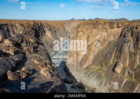 Gola profonda tagliata dal fiume Orange al Parco Nazionale delle Cascate di Augrabies. Capo Settentrionale, Sudafrica. Foto Stock