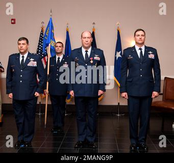 Gen. Andrew Gebara, a sinistra, 8th Air Force and Joint-Global Strike Operations Center Commander, col. Brandon B. Schraeder, Center, comandante uscente del Joint Nuclear Operations Center, E il Lt. Col. John Baker, a destra, comandante in entrata del JNOC, stanno alla posizione di attenzione durante una cerimonia di cambio di comando alla base dell'aeronautica di Barksdale, il 1 giugno 2022. Un cambio di comando è una tradizione militare che rappresenta un trasferimento formale di autorità e responsabilità per un'unità da un comandante o ufficiale di bandiera a un altro. Foto Stock