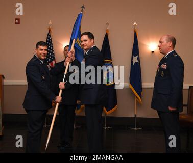 John Baker, comandante del Joint Nuclear Operations Center entrante, riceve le linee guida dal generale Andrew Gebara, a sinistra, 8th Air Force e dal comandante del Joint-Global Strike Operations Center, in occasione di una cerimonia di cambio di comando alla base dell'aeronautica militare di Barksdale, il 1 giugno 2022. Il passaggio della guido di uno squadrone simboleggia un trasferimento di comando. Foto Stock