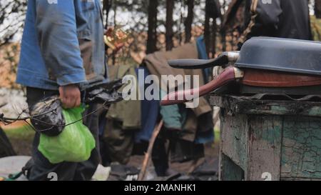 Capanne mendicanti di persone senza dimora vicino alla discarica. Foto Stock