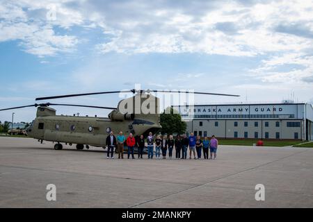 Come parte di un programma di orientamento comunitario, 14 educatori locali hanno visitato la struttura di supporto dell'aviazione dell'esercito della guardia nazionale del Nebraska presso la base aerea di Lincoln, Nebraska, 1 giugno 2022. Gli insegnanti, gli amministratori e gli allenatori hanno appreso la storia, la missione e le capacità della Guardia Nazionale dell'Esercito del Nebraska e poi hanno fatto un tour a Lincoln da un elicottero CH-47 Chinook. Foto Stock