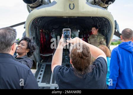 Come parte di un programma di orientamento comunitario, 14 educatori locali hanno visitato la struttura di supporto dell'aviazione dell'esercito della guardia nazionale del Nebraska presso la base aerea di Lincoln, Nebraska, 1 giugno 2022. Gli insegnanti, gli amministratori e gli allenatori hanno appreso la storia, la missione e le capacità della Guardia Nazionale dell'Esercito del Nebraska e poi hanno fatto un tour a Lincoln da un elicottero CH-47 Chinook. Foto Stock