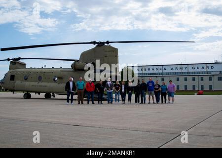 Come parte di un programma di orientamento comunitario, 14 educatori locali hanno visitato la struttura di supporto dell'aviazione dell'esercito della guardia nazionale del Nebraska presso la base aerea di Lincoln, Nebraska, 1 giugno 2022. Gli insegnanti, gli amministratori e gli allenatori hanno appreso la storia, la missione e le capacità della Guardia Nazionale dell'Esercito del Nebraska e poi hanno fatto un tour a Lincoln da un elicottero CH-47 Chinook. Foto Stock