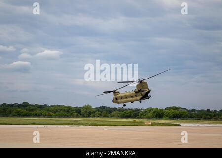 Come parte di un programma di orientamento comunitario, 14 educatori locali hanno visitato la struttura di supporto dell'aviazione dell'esercito della guardia nazionale del Nebraska presso la base aerea di Lincoln, Nebraska, 1 giugno 2022. Gli insegnanti, gli amministratori e gli allenatori hanno appreso la storia, la missione e le capacità della Guardia Nazionale dell'Esercito del Nebraska e poi hanno fatto un tour a Lincoln da un elicottero CH-47 Chinook. Foto Stock