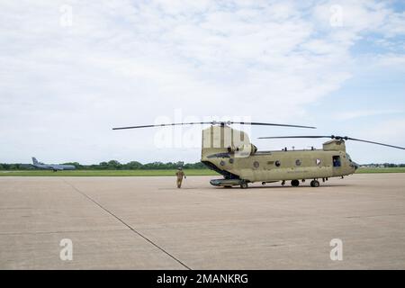 Come parte di un programma di orientamento comunitario, 14 educatori locali hanno visitato la struttura di supporto dell'aviazione dell'esercito della guardia nazionale del Nebraska presso la base aerea di Lincoln, Nebraska, 1 giugno 2022. Gli insegnanti, gli amministratori e gli allenatori hanno appreso la storia, la missione e le capacità della Guardia Nazionale dell'Esercito del Nebraska e poi hanno fatto un tour a Lincoln da un elicottero CH-47 Chinook. Foto Stock