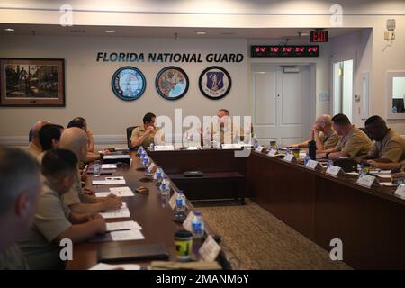 220601-N-DB801-0158 ST. AGOSTINO, Fla. - (1 giugno 2022) -- posteriore ADM. Jim Aiken, comandante, Stati Uniti Naval Forces Southern Command/U.S. 4th Fleet, commenta il 28th° incontro annuale del personale marittimo (MST), in cui gli Stati Uniti hanno ospitato delegati della marina peruviana, il 1 giugno 2022. MSTS sostiene la strategia marittima degli Stati Uniti costruendo e rafforzando le relazioni di lavoro con gli Stati Uniti e le nazioni partner. Foto Stock