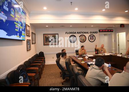 220601-N-DB801-0216 ST. AGOSTINO, Fla. - (1 giugno 2022) -- posteriore ADM. Jim Aiken, comandante, Stati Uniti Naval Forces Southern Command/U.S. 4th Fleet, discute gli obiettivi della missione marittima al 28th° incontro annuale del personale marittimo (MST), in cui gli Stati Uniti hanno ospitato delegati della marina peruviana, il 1 giugno 2022. MSTS sostiene la strategia marittima degli Stati Uniti costruendo e rafforzando le relazioni di lavoro con gli Stati Uniti e le nazioni partner. Foto Stock