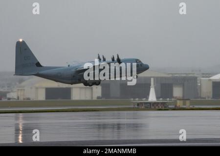 U.S. Marine Corps KC-130J Super Ercole con Marine Aerial Refueler Transport Squadron (VMGR) 152, decede a sostegno di Exercise Noble Fusion dalla Kadena Air base, Okinawa, Giappone, 4 febbraio 2022. Noble Fusion dimostra che le forze navali di spedizione navali stand-in schierate in avanti dalla Marina e dai corpi marini possono rapidamente aggregare le squadre marine dell'unità di spedizione navale/del gruppo anfibio pronto in mare, insieme a un gruppo di scioperi portaerei, nonché altri elementi di forza congiunta e alleati, al fine di condurre operazioni letali di negazione del mare, cogliere il terreno marittimo chiave, garantire la libertà di movimento e creare l'avvento Foto Stock