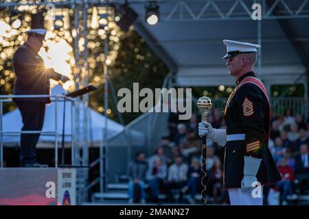 STATI UNITI Corpo Marino Gunnery Sgt. Bryan Williams, il tamburo maggiore con la 2D Marine Division Band, è al centro dell'attenzione durante il Belgian Defence International Tattoo a Namur, Belgio, 1 giugno 2022. Questo festival di cinque giorni è il primo Tattoo internazionale belga, originariamente previsto per commemorare il 75th° anniversario della liberazione del Belgio nel 2020, ma rimandato a causa del COVID-19. Le bande militari partecipanti includono le bande belghe, francesi, polacche e americane. Foto Stock