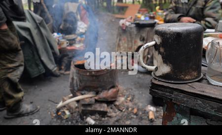 Capanne mendicanti di persone senza dimora vicino alla discarica. Foto Stock